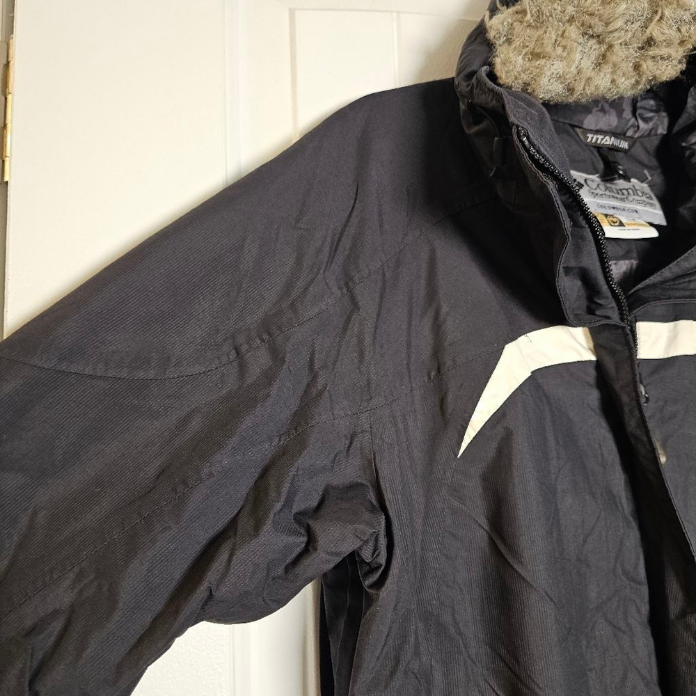Columbia med lightweight black/cream winter jacket - Picture 6 of 12